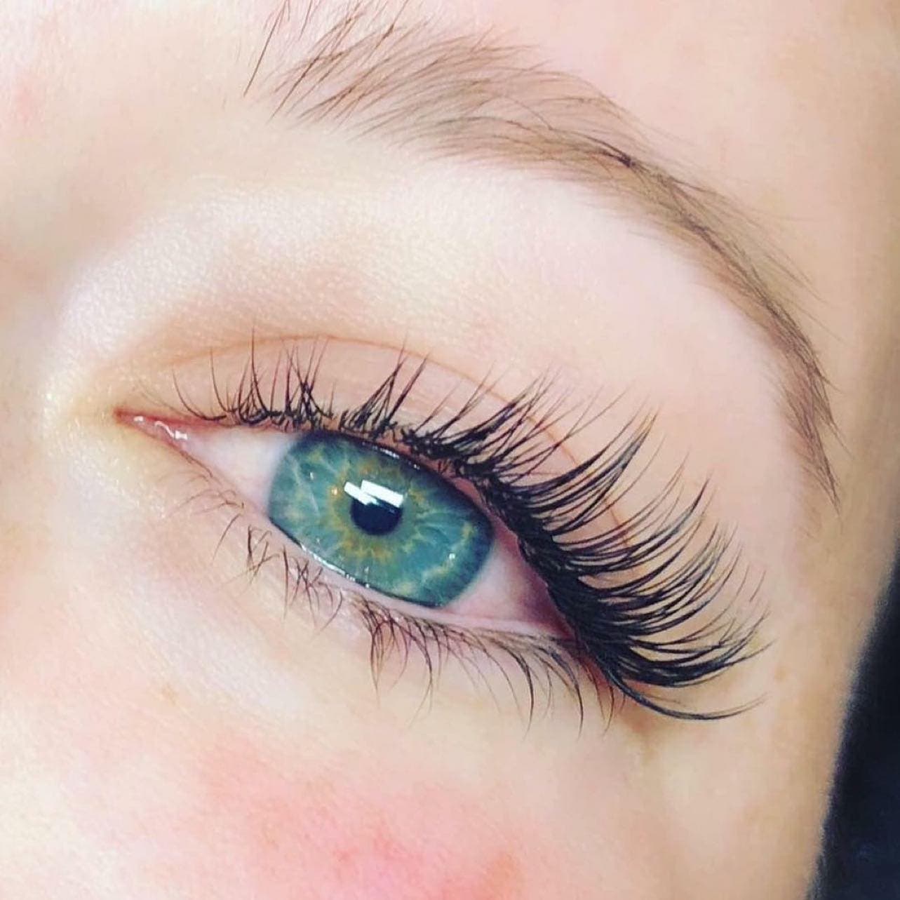 Classic lash extensions — green eye